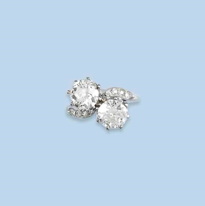 A DIAMOND CROSS-OVER RING