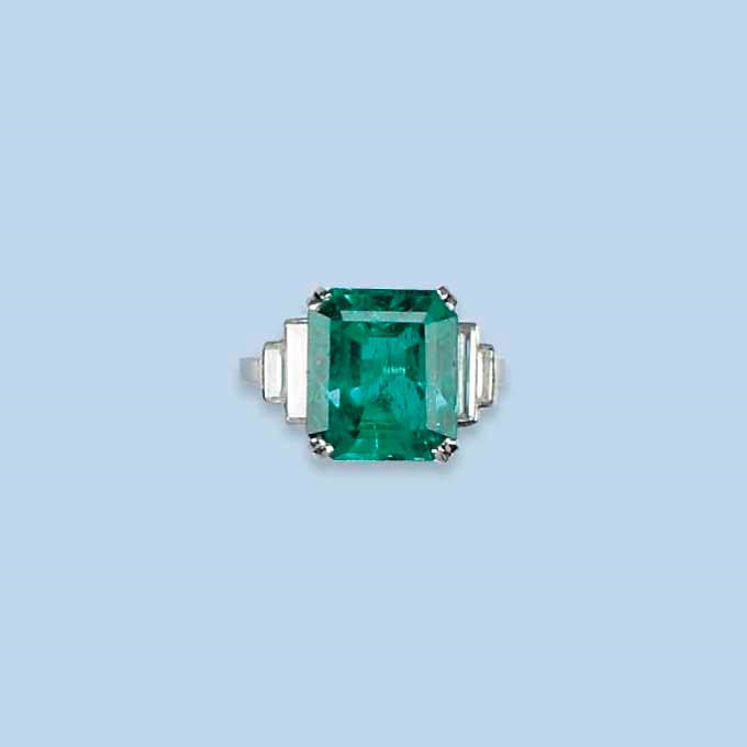 A FINE ART DECO EMERALD AND DIAMOND RING