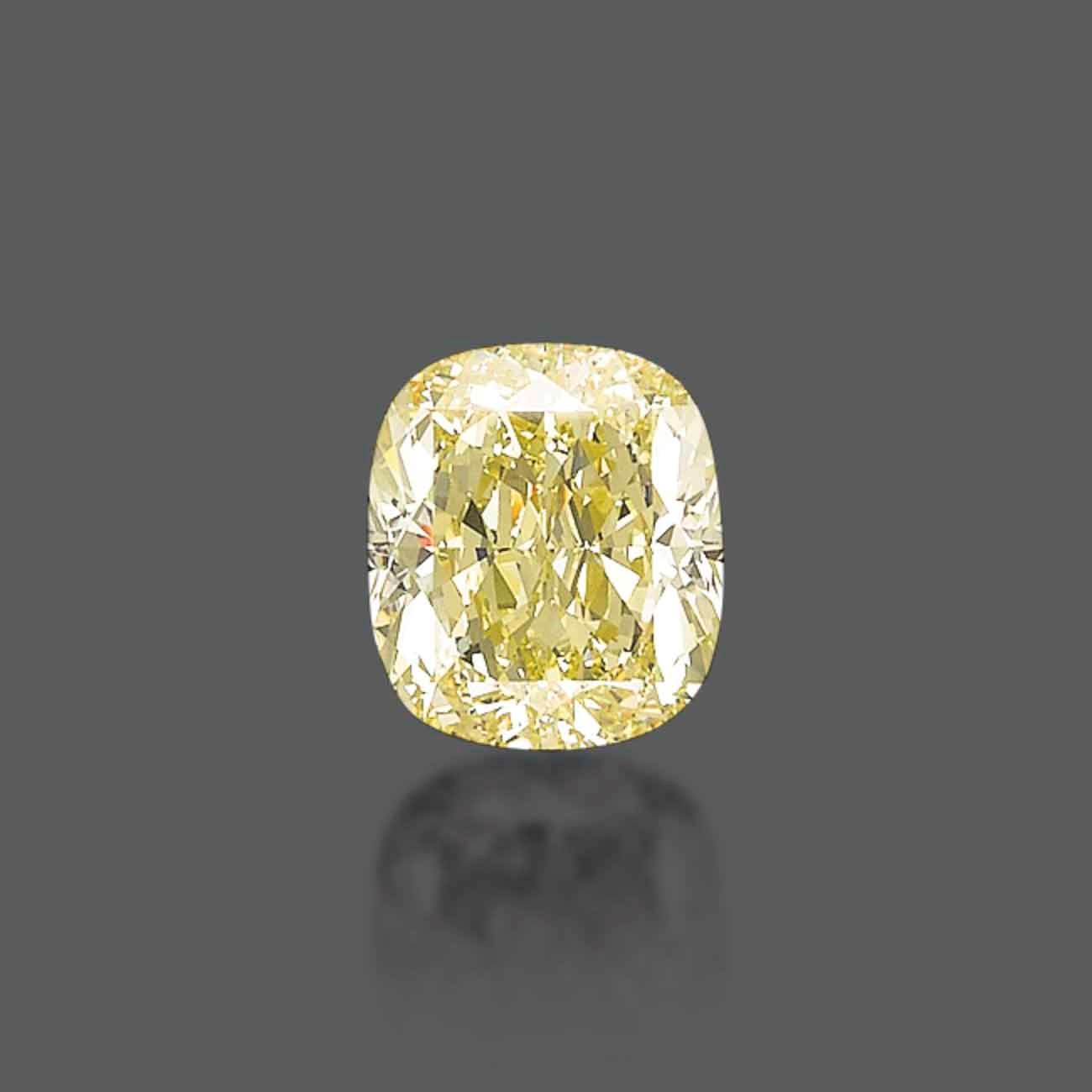 AN UNMOUNTED COLOURED DIAMOND