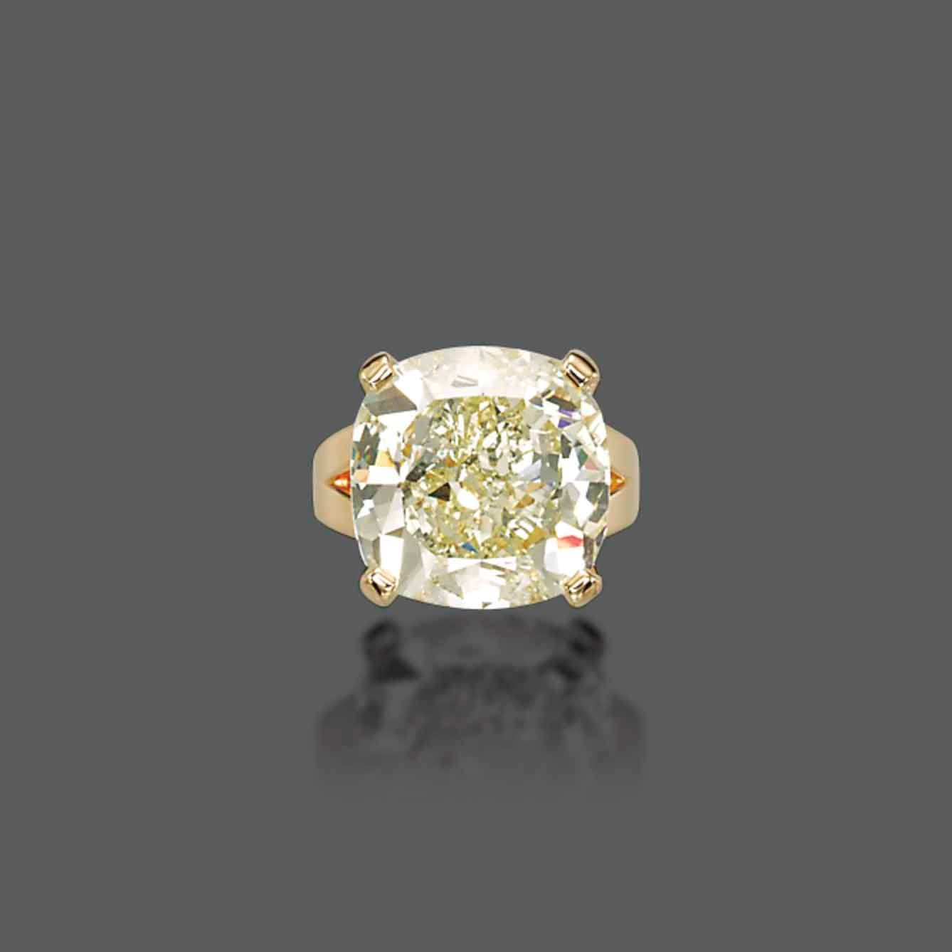 A COLOURED DIAMOND RING