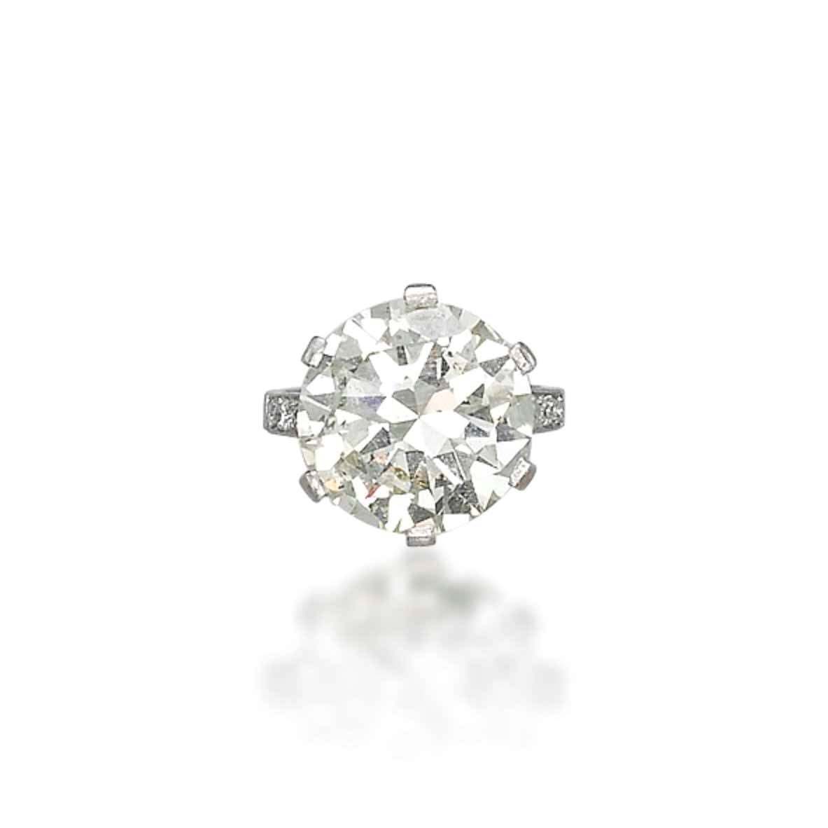 A SINGLE-STONE DIAMOND RING