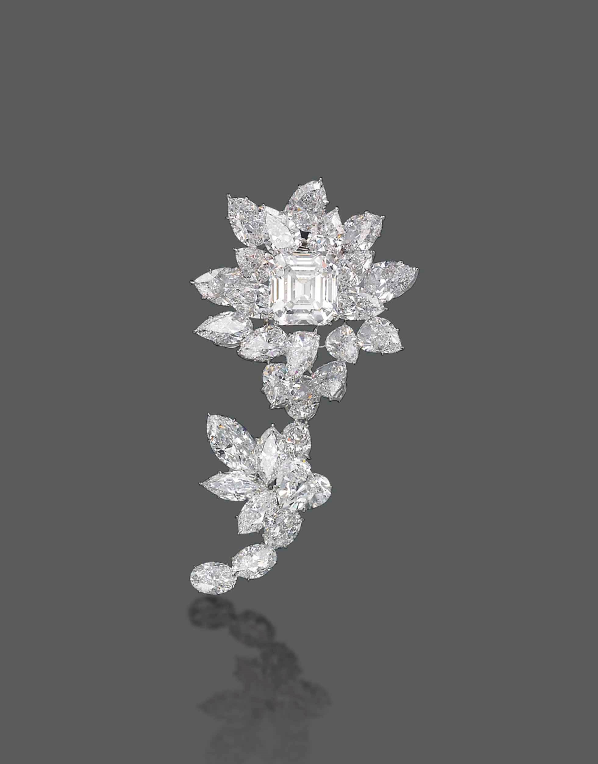 AN IMPRESSIVE DIAMOND BROOCH