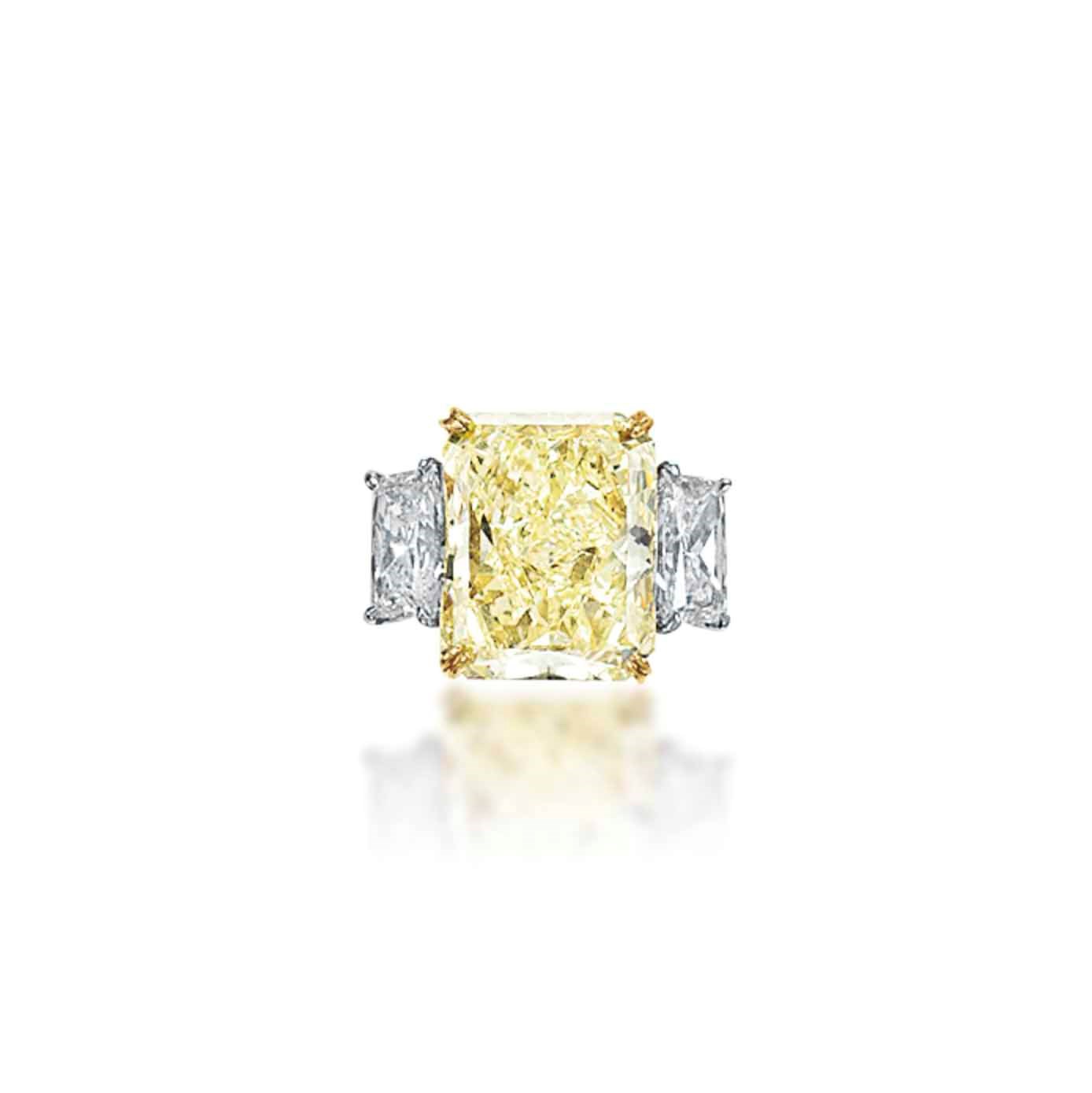 A COLOURED DIAMOND RING