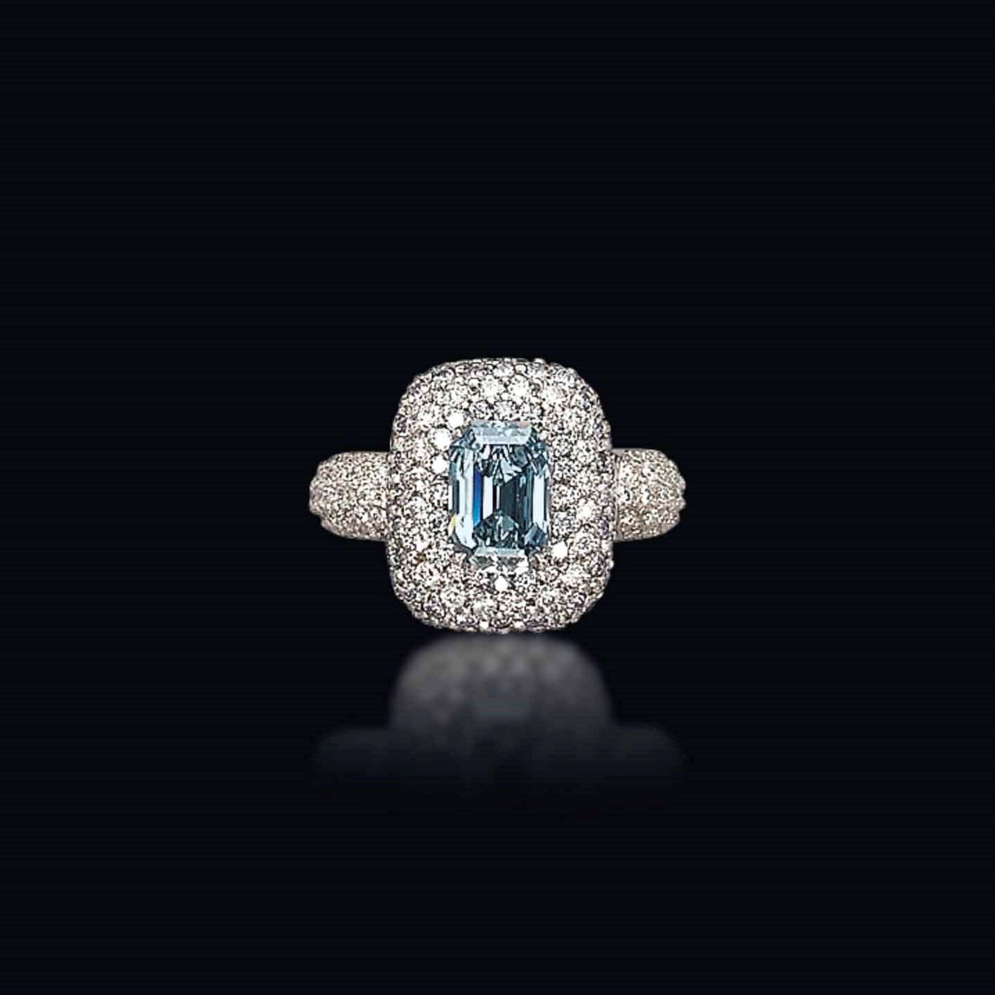 A COLOURED DIAMOND RING