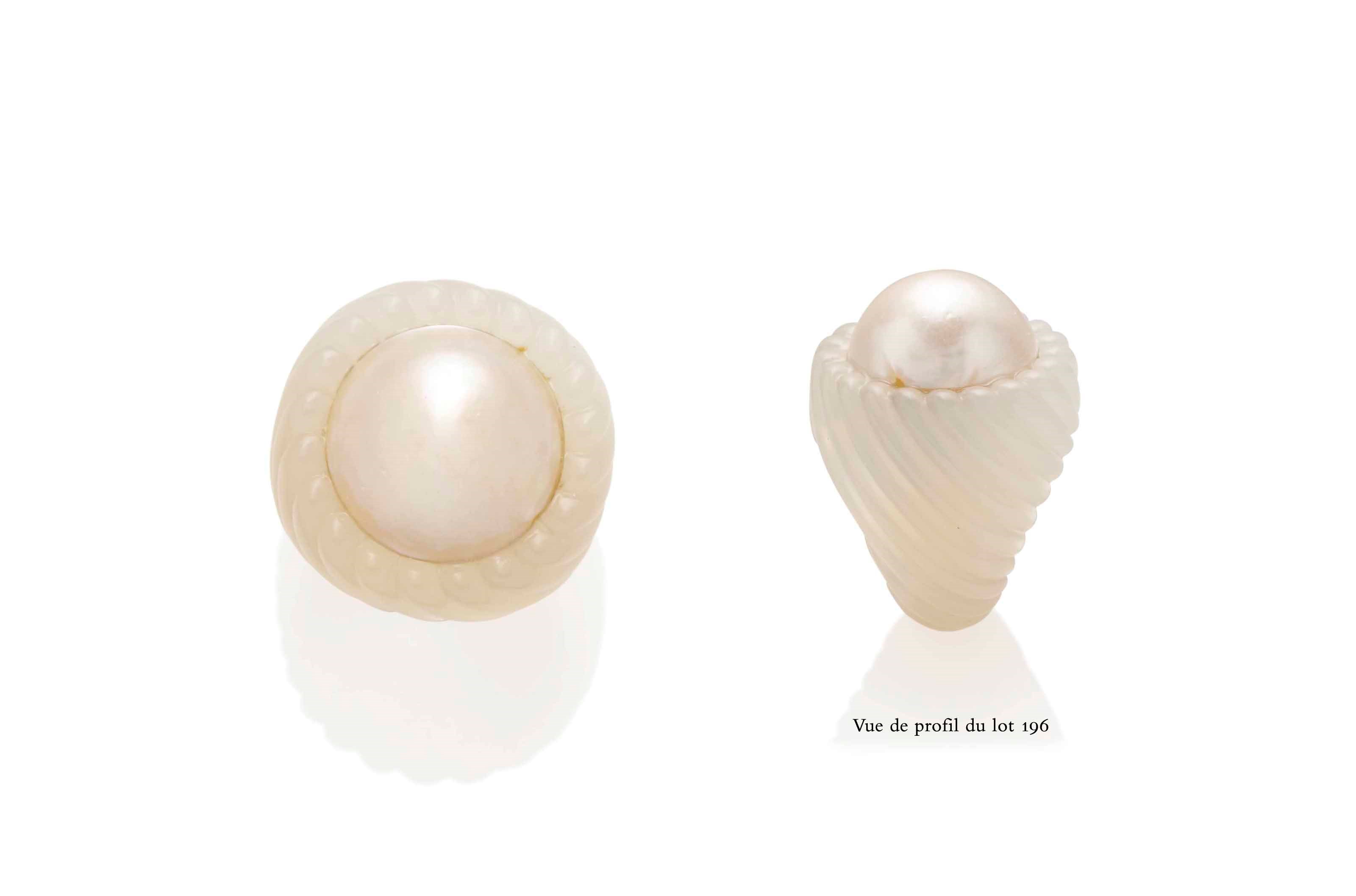BAGUE "TOURBILLON" PERLE MABE ET CALCEDOINE, PAR SUZANNE BELPERRON