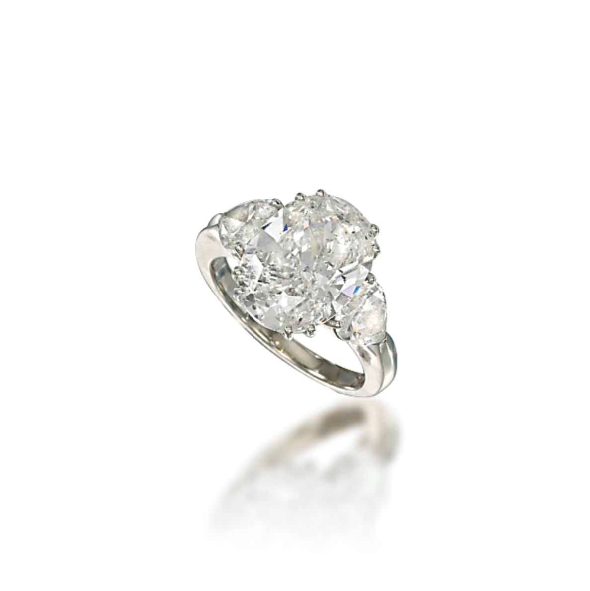 A SINGLE-STONE DIAMOND RING