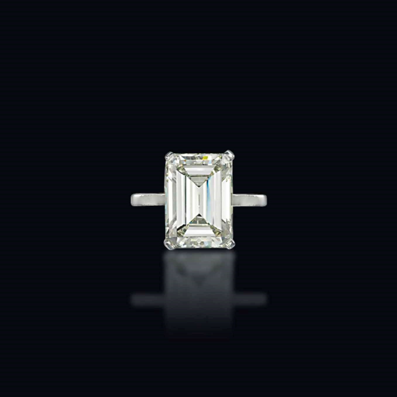 A SINGLE-STONE DIAMOND RING