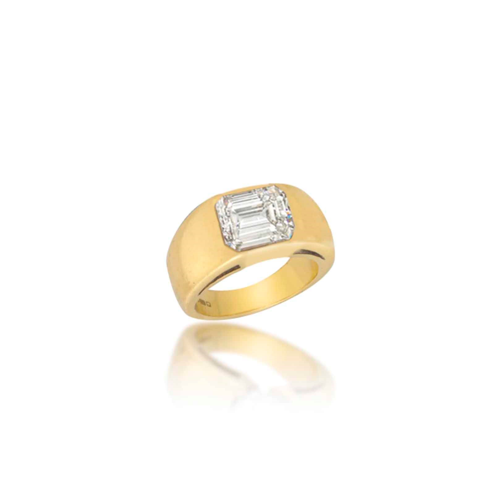 A SINGLE-STONE DIAMOND RING
