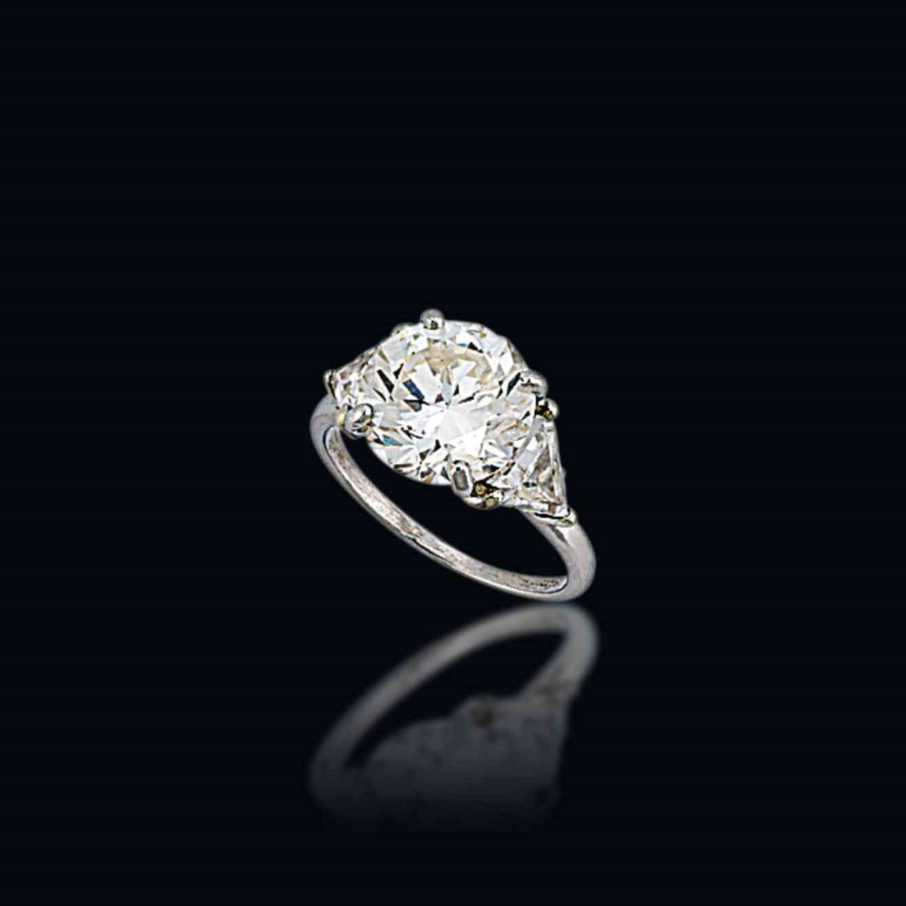 A DIAMOND SINGLE-STONE RING
