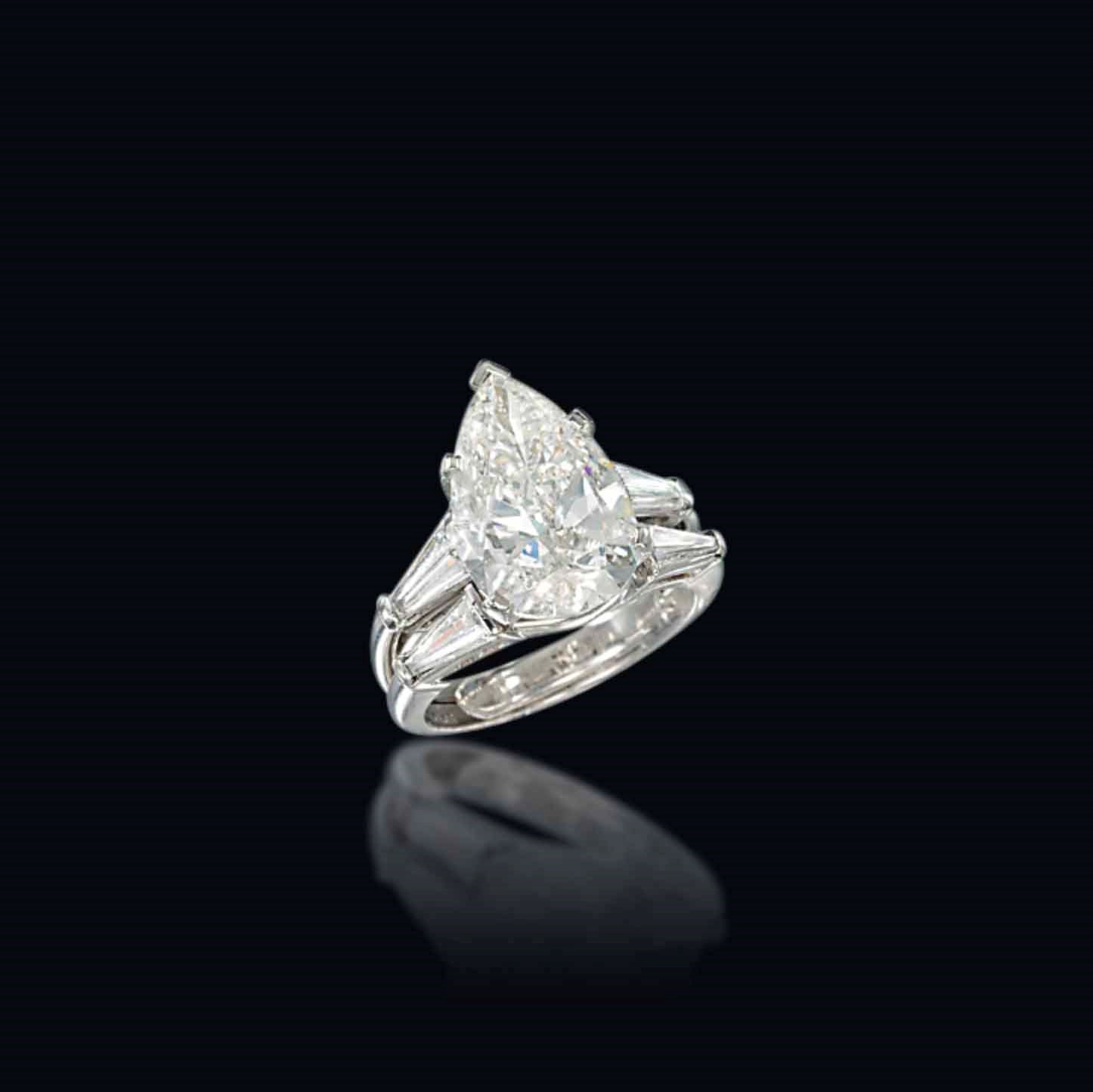 A SINGLE-STONE DIAMOND RING