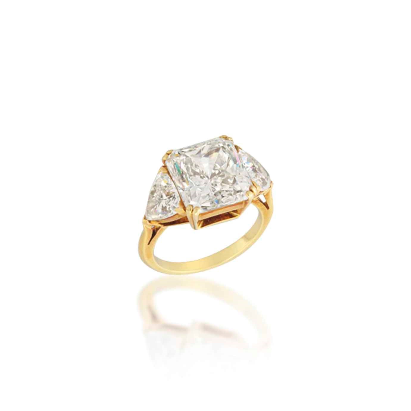 A SINGLE-STONE DIAMOND RING