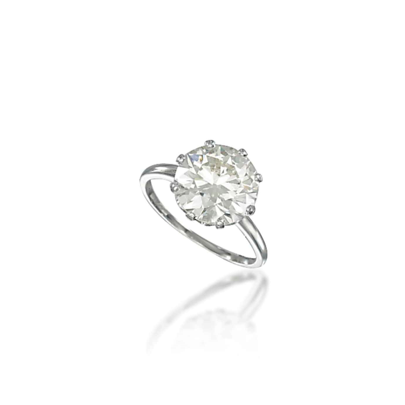 A SINGLE-STONE DIAMOND RING