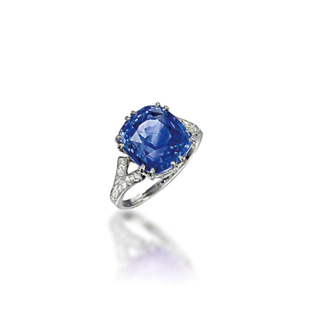 A SINGLE-STONE SAPPHIRE RING