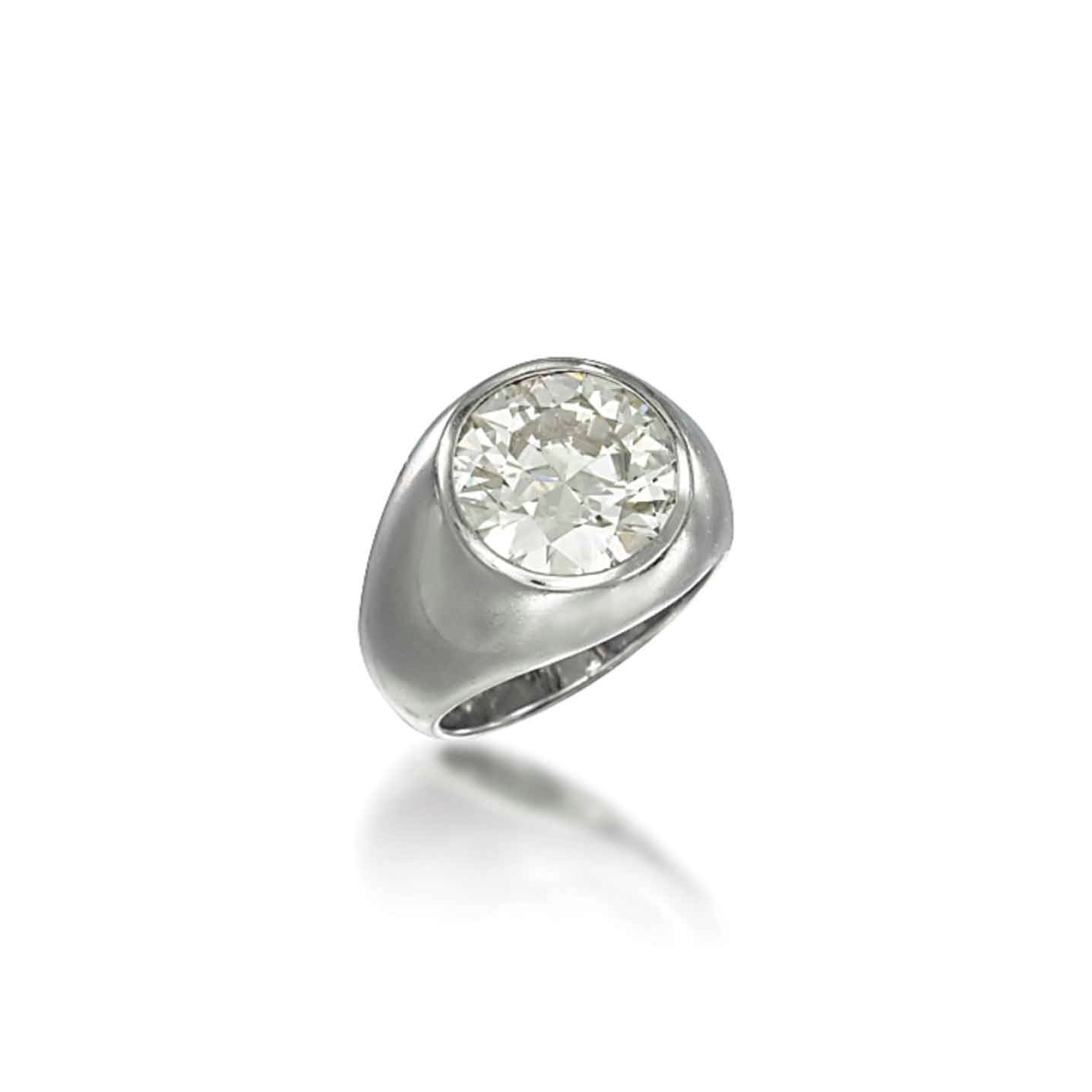 A SINGLE-STONE DIAMOND RING