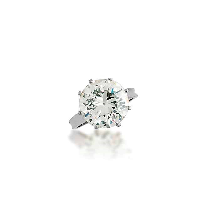 A SINGLE-STONE DIAMOND RING