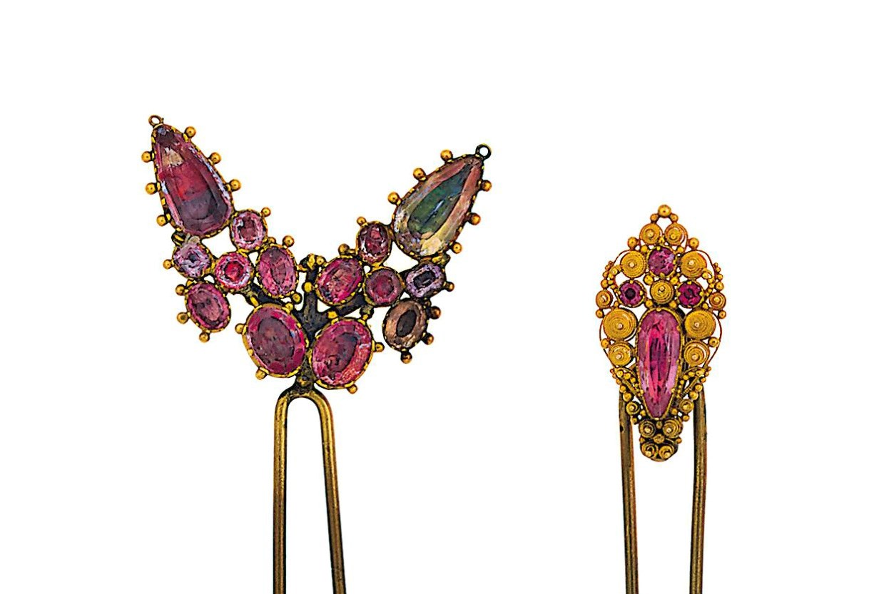 A group of jewellery