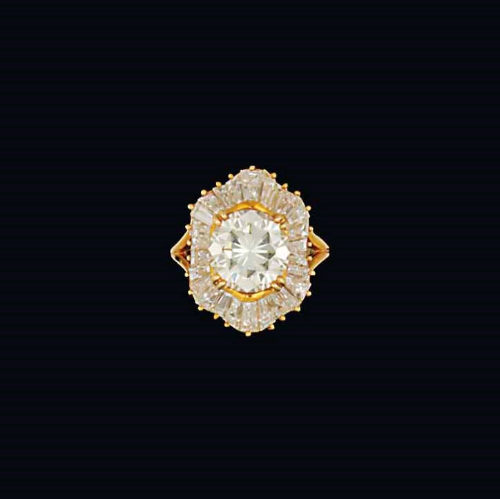 A diamond cluster ring