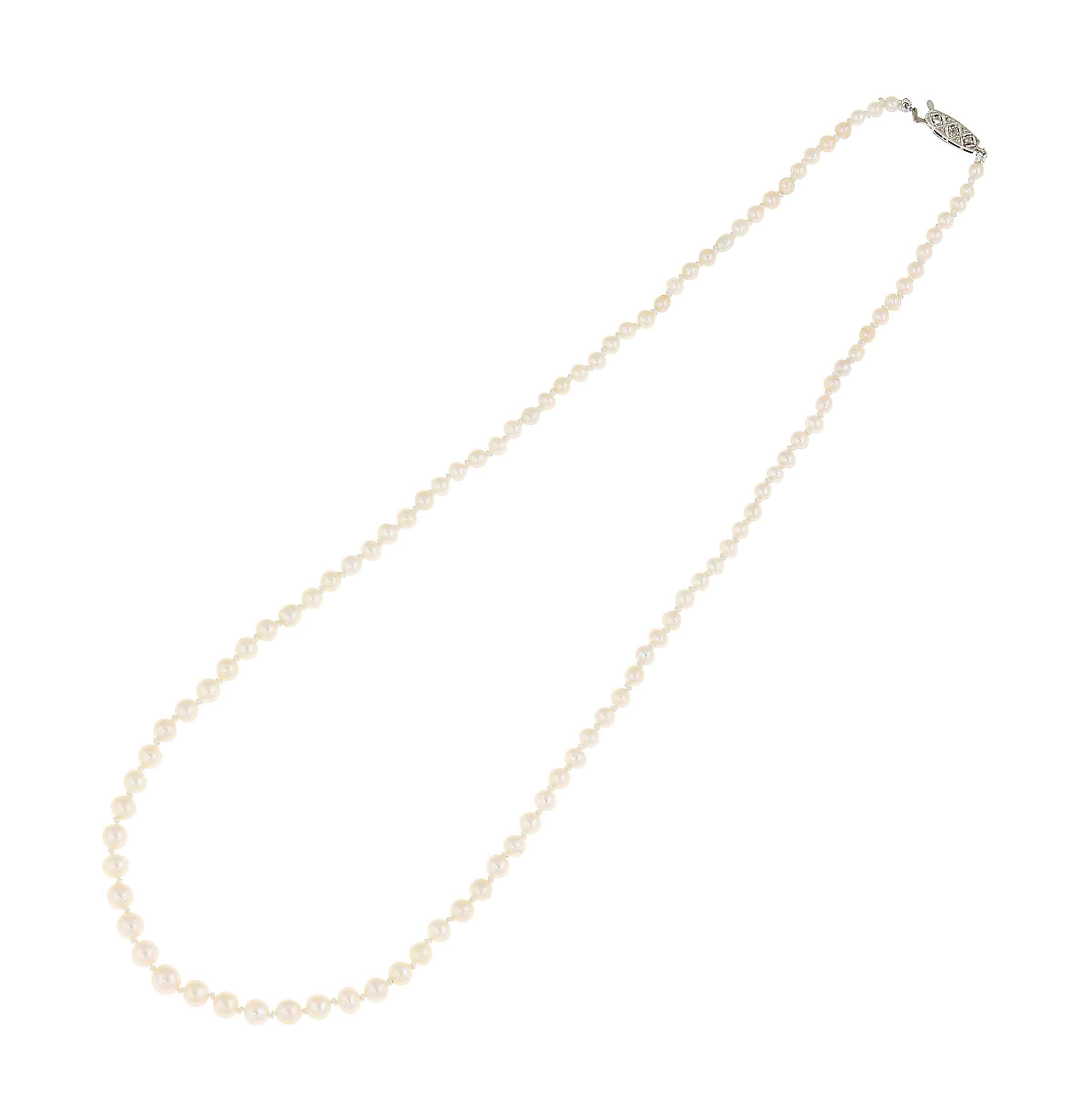 A natural pearl necklace