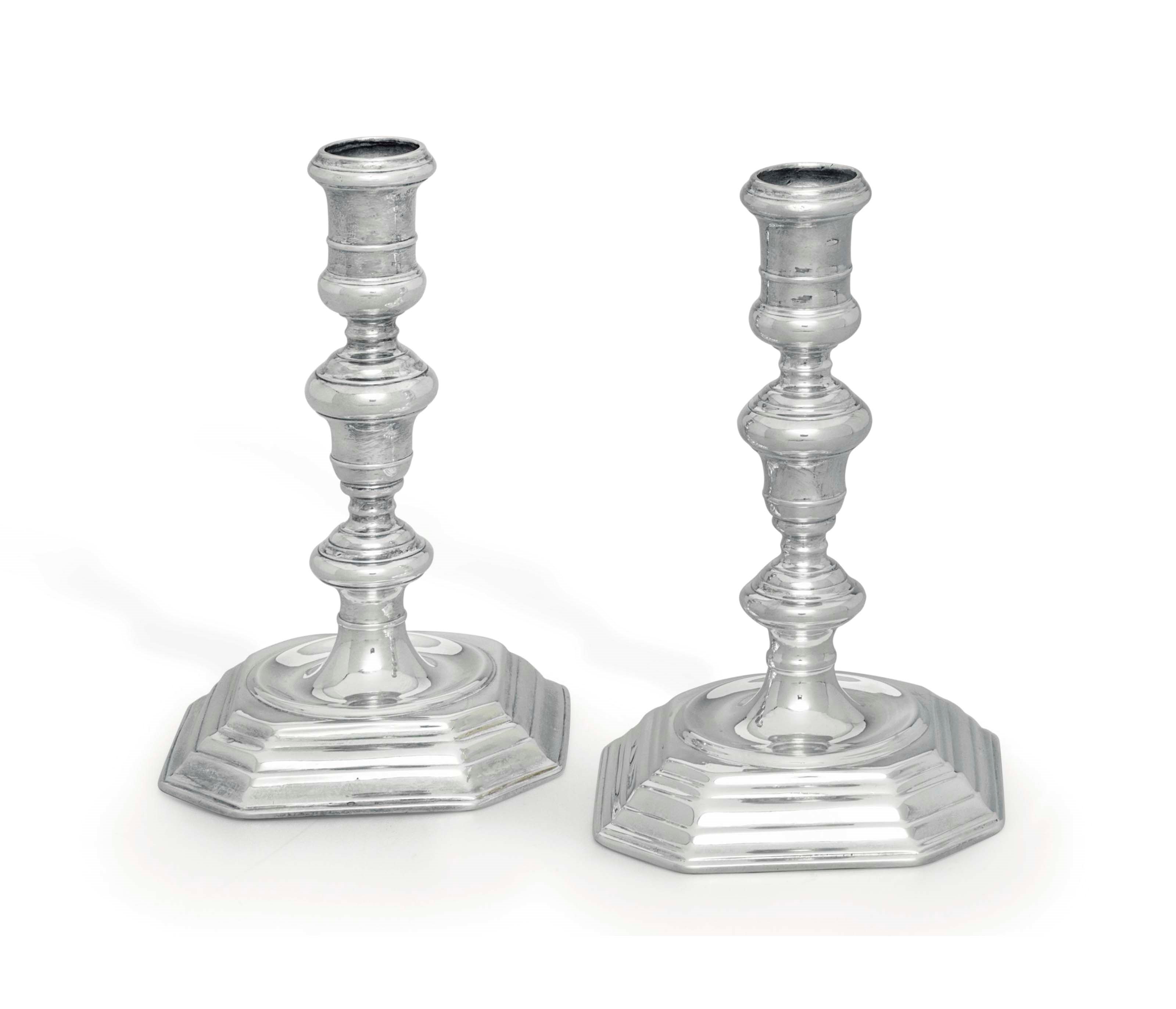 A PAIR OF WILLIAM III SILVER CANDLESTICKS
