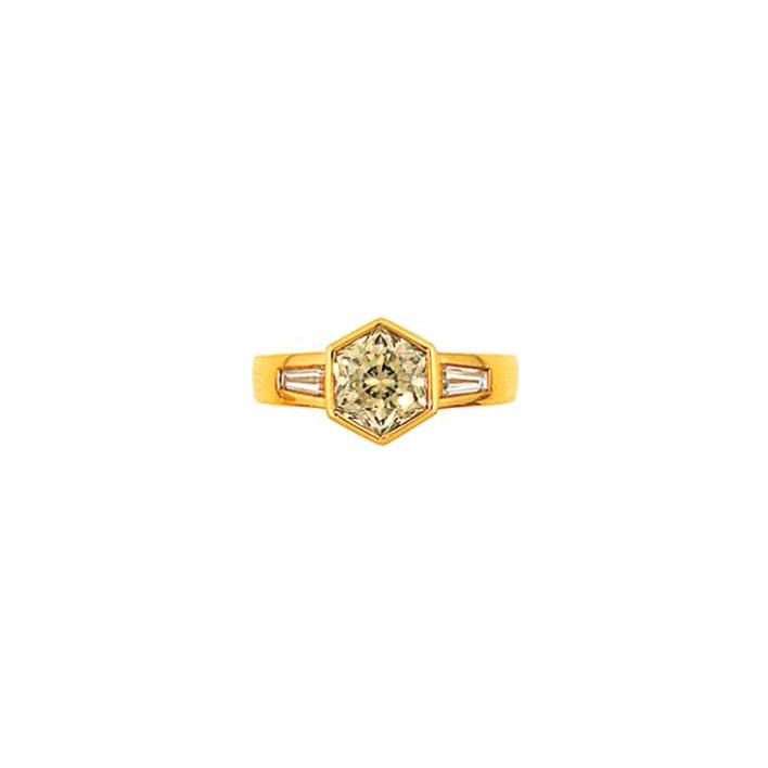 A diamond single stone ring