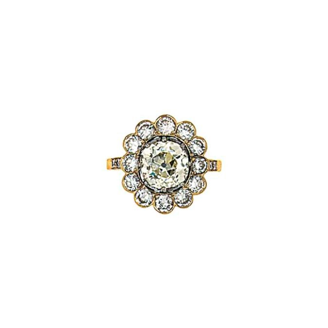 A diamond cluster ring