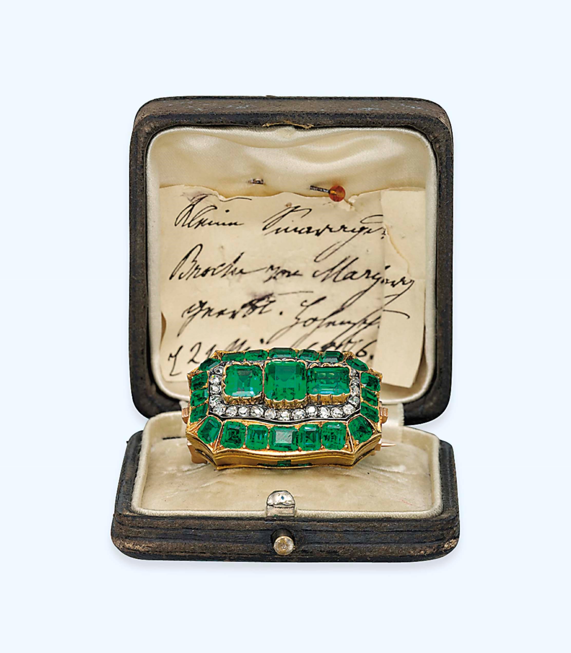 AN ANTIQUE EMERALD AND DIAMOND BROOCH