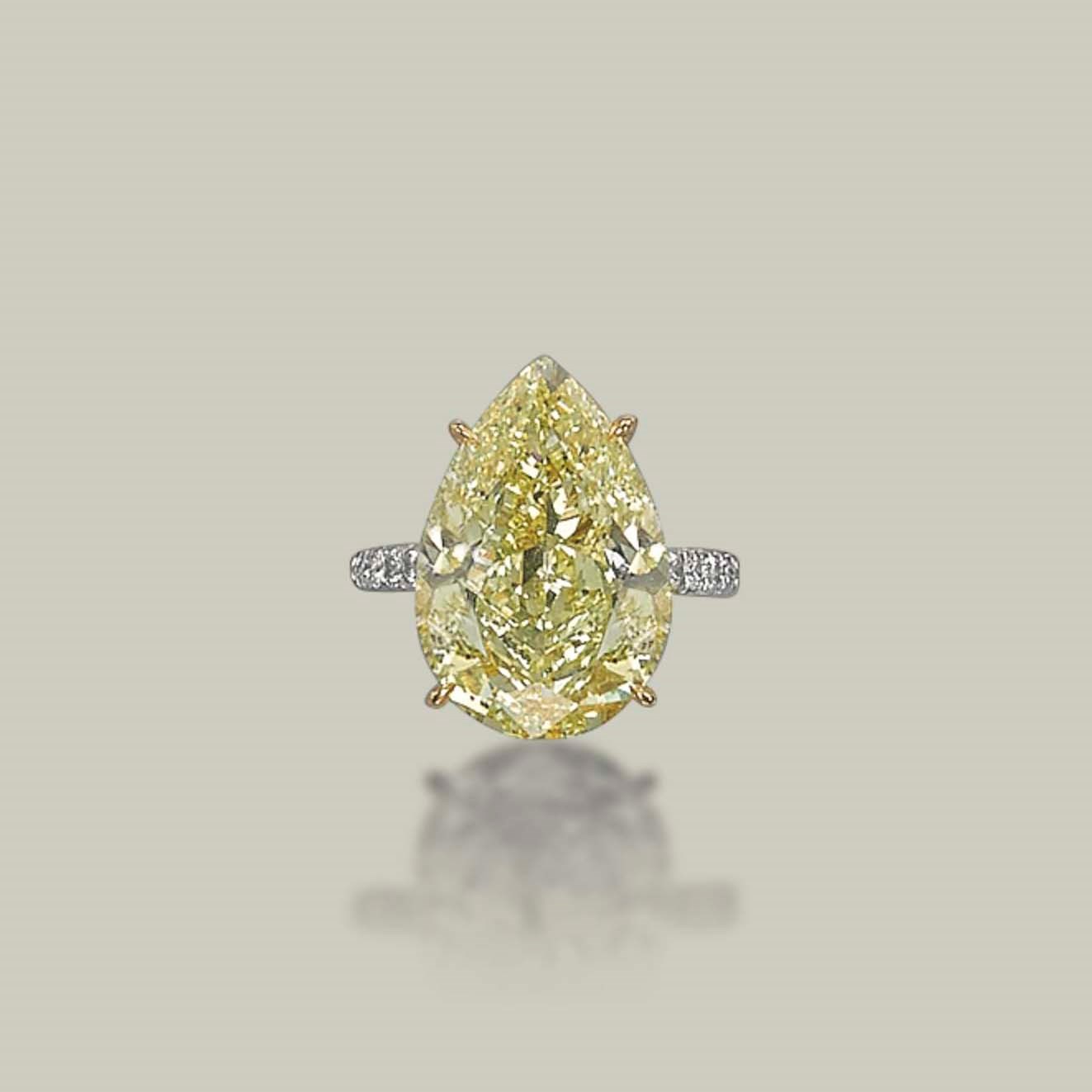 A COLOURED DIAMOND RING