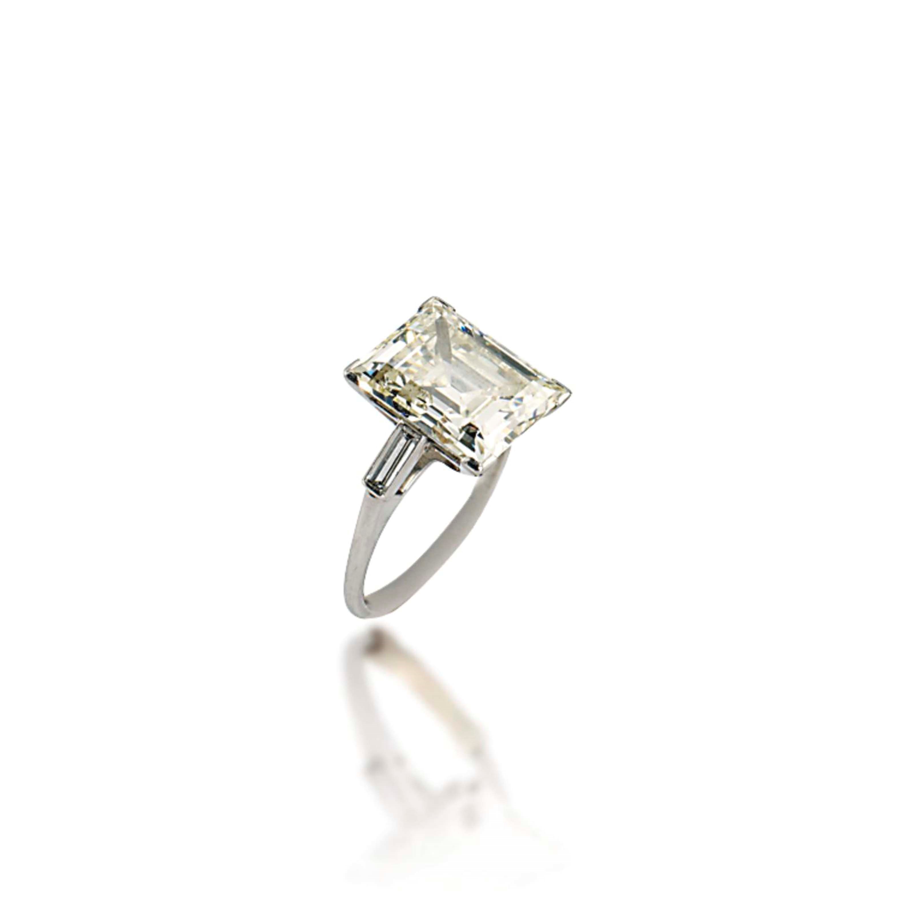A SINGLE-STONE DIAMOND RING
