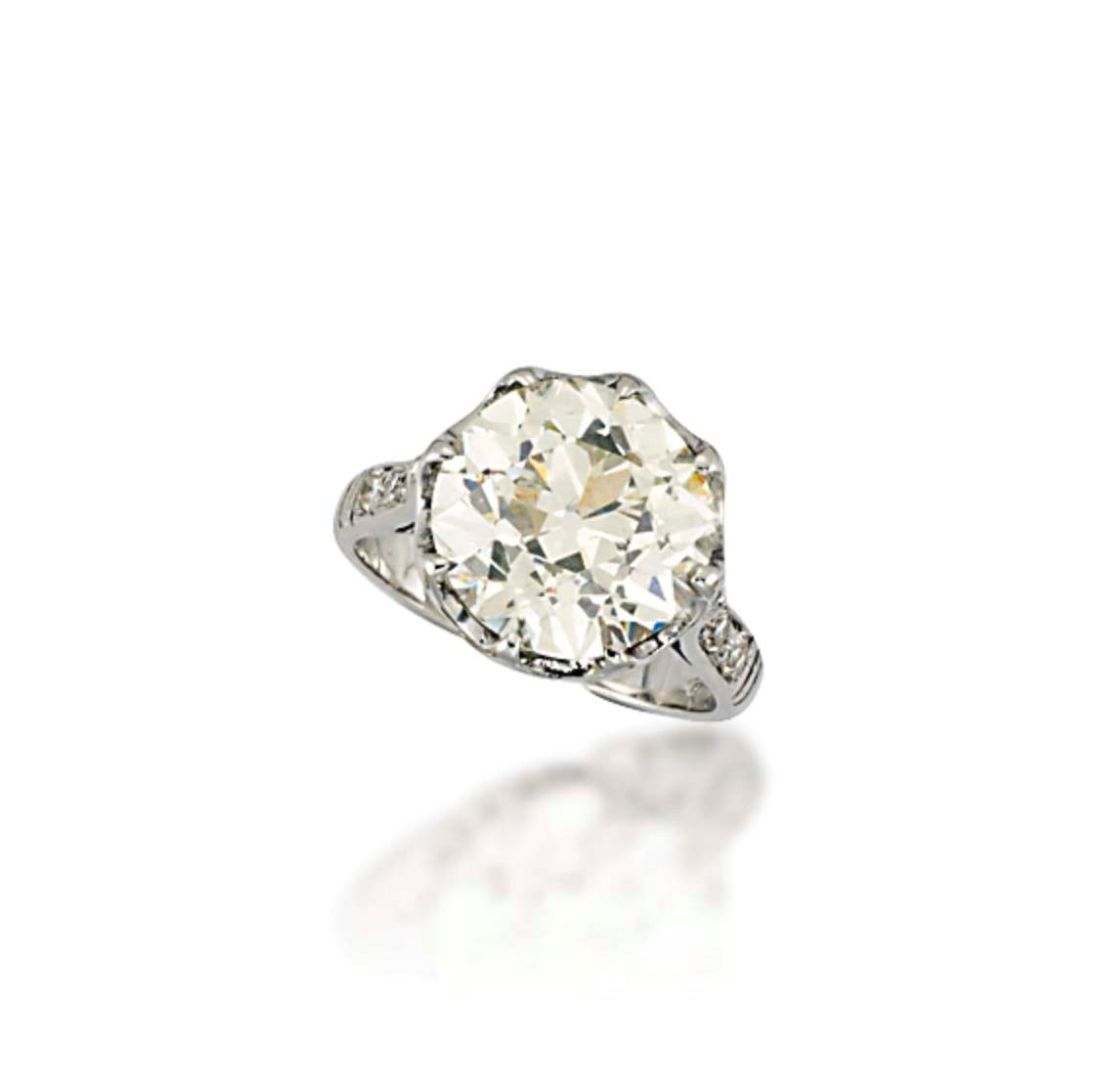 A SINGLE-STONE DIAMOND RING