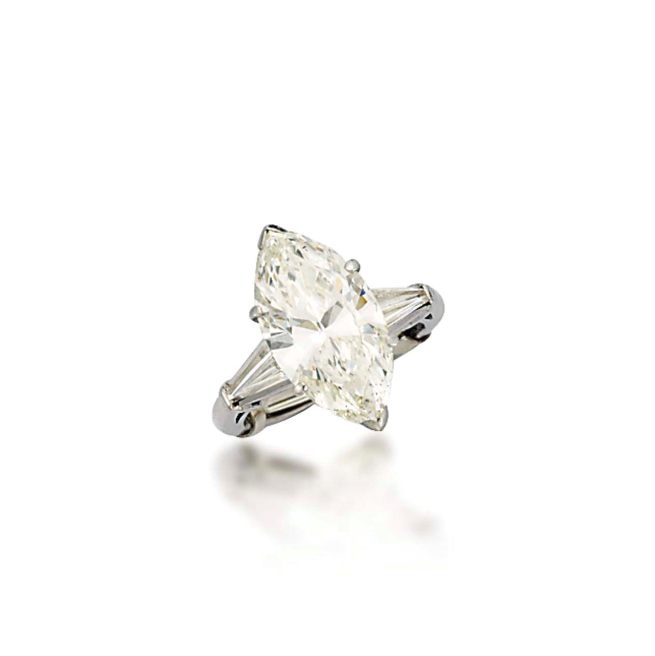 A SINGLE-STONE DIAMOND RING