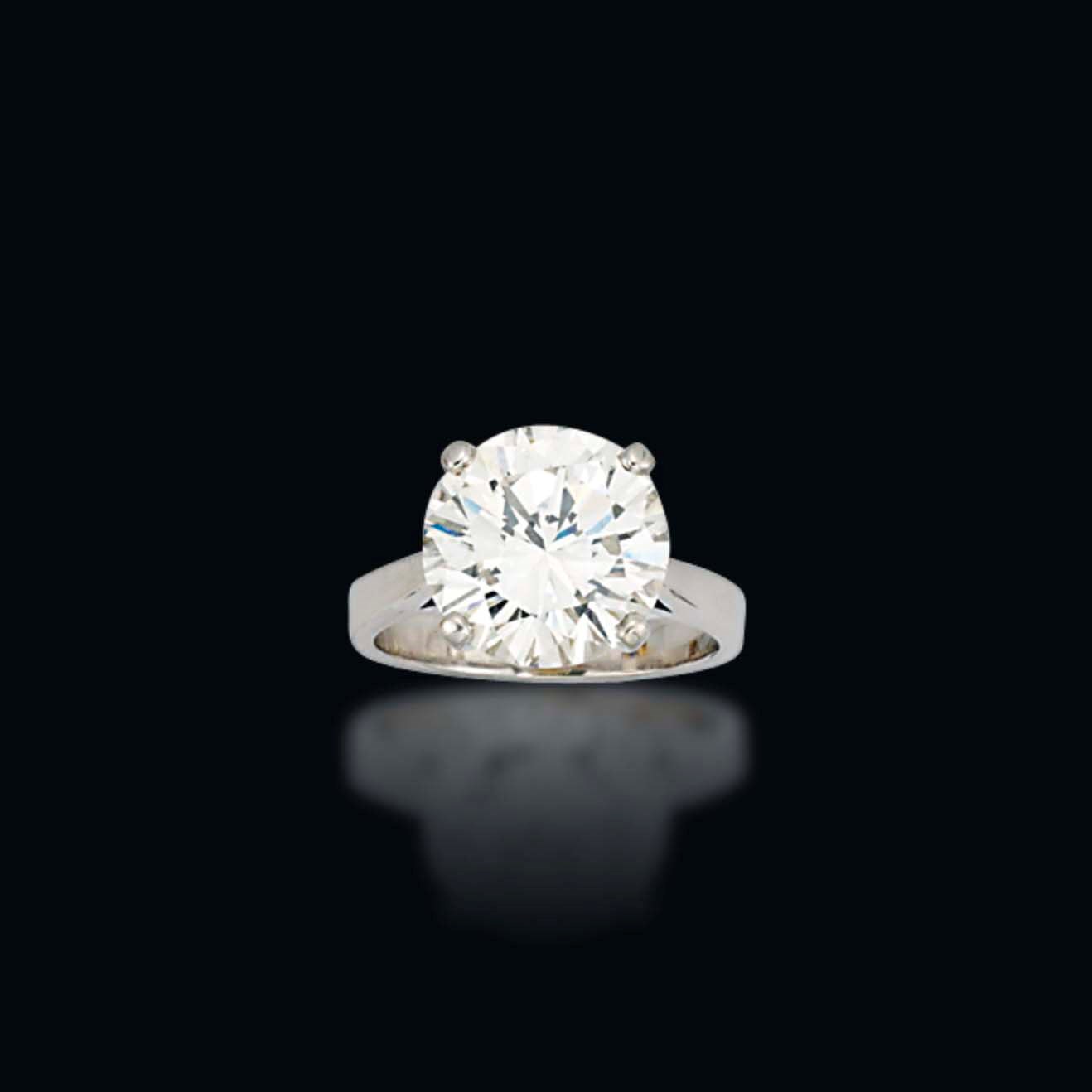 A SINGLE-STONE DIAMOND RING