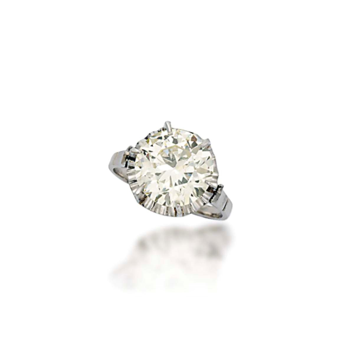 A SINGLE-STONE DIAMOND RING