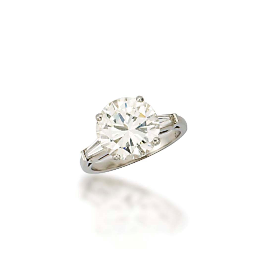 A SINGLE-STONE DIAMOND RING