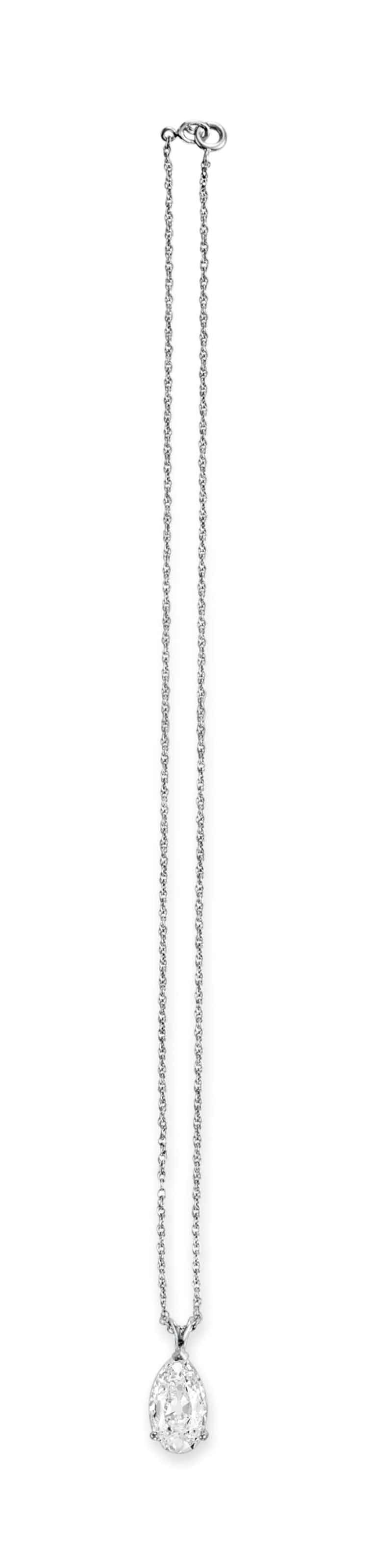 A DIAMOND PENDANT NECKLACE