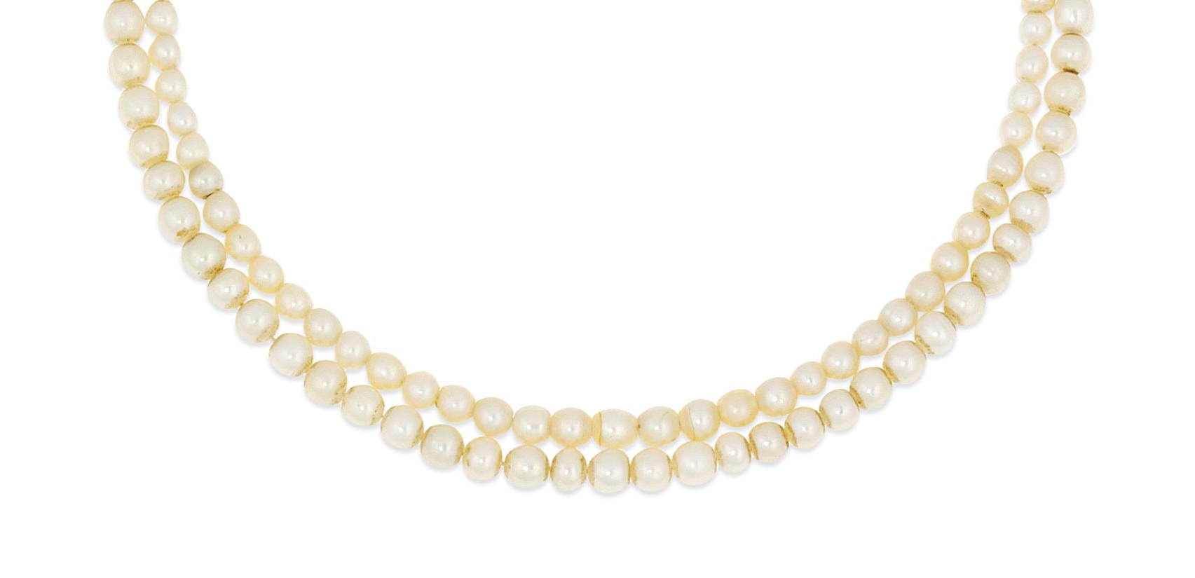 A natural pearl necklace
