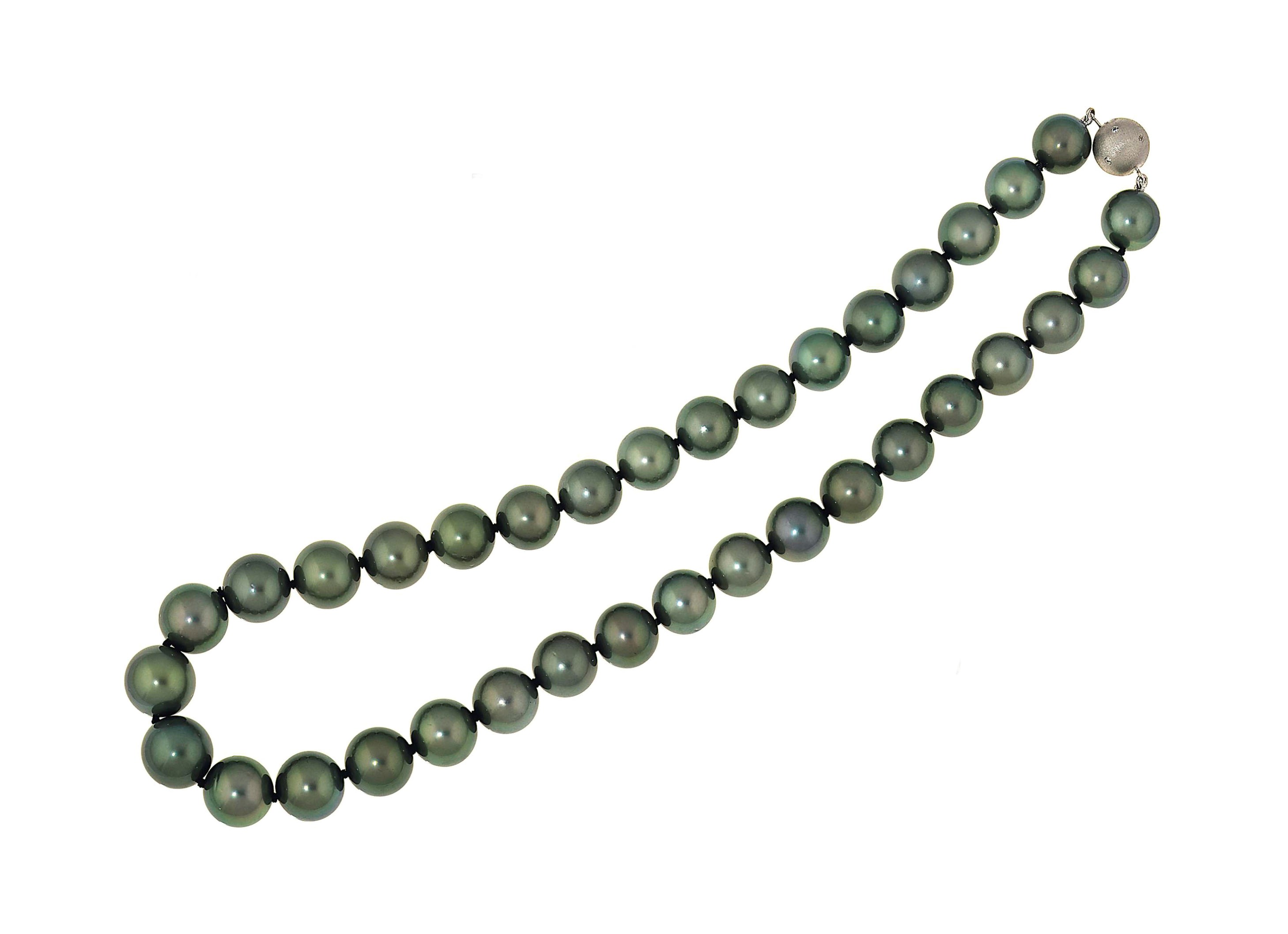 A cultured pearl necklace