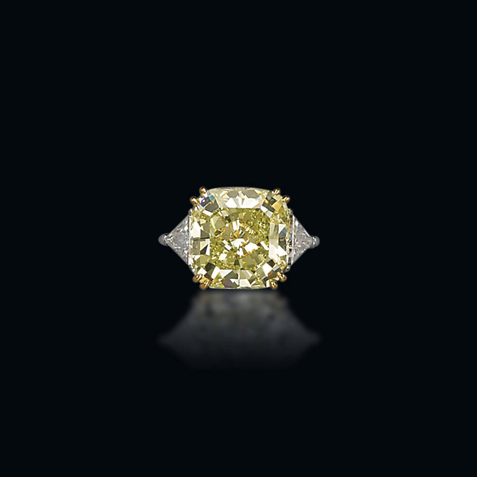A COLOURED DIAMOND RING