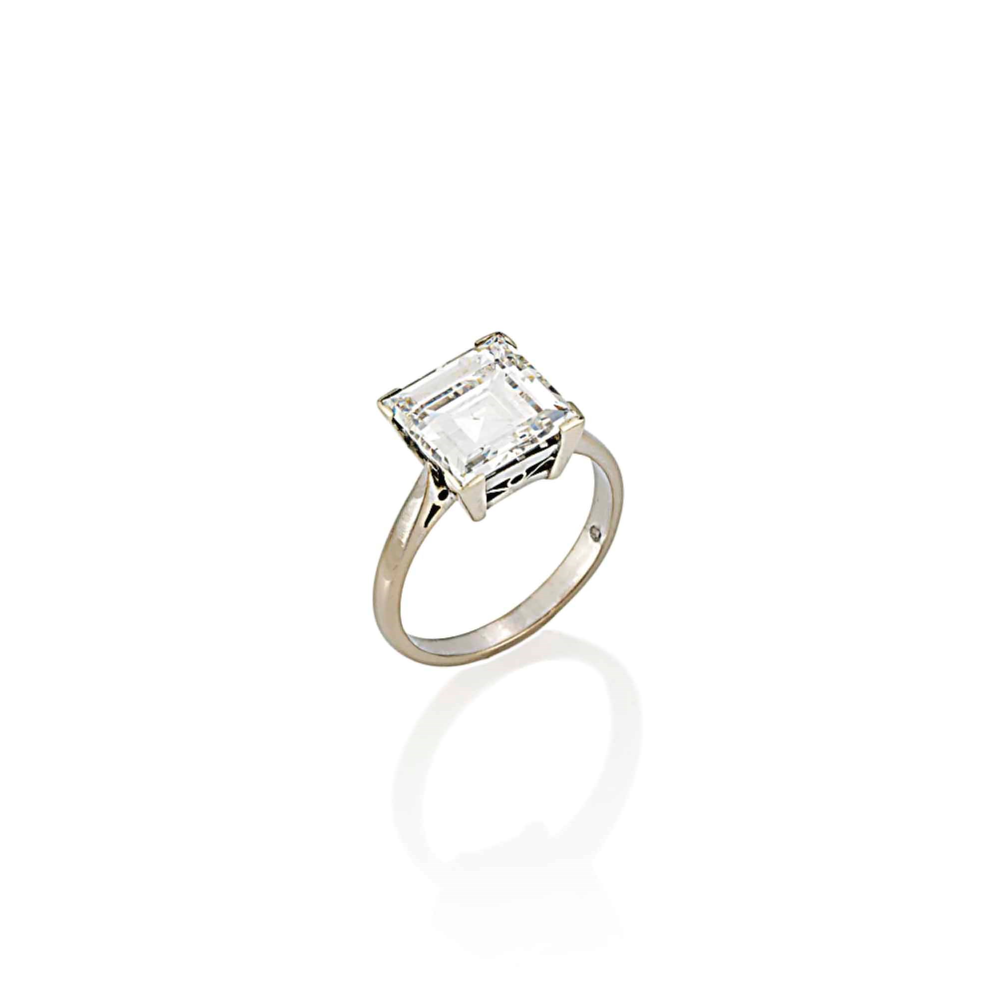 A SINGLE-STONE DIAMOND RING