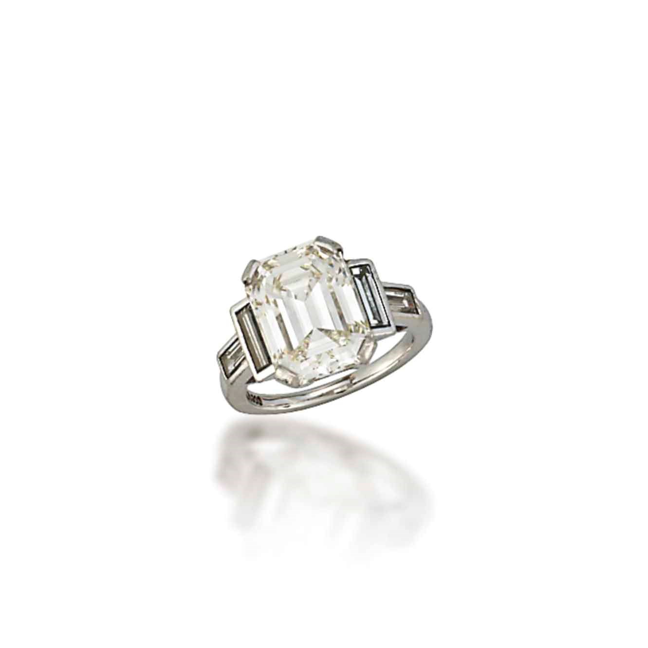 A SINGLE-STONE DIAMOND RING