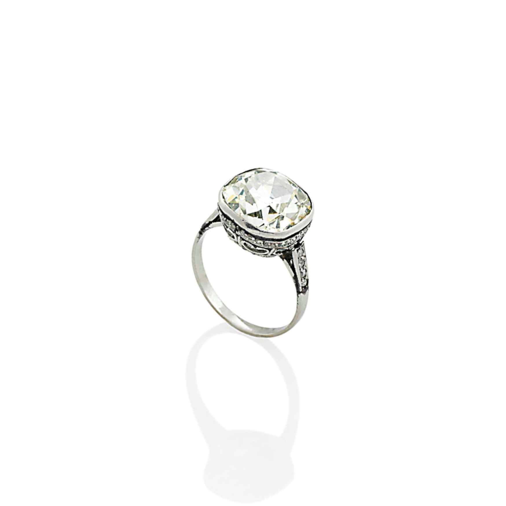 AN EARLY 20TH CENTURY DIAMOND RING