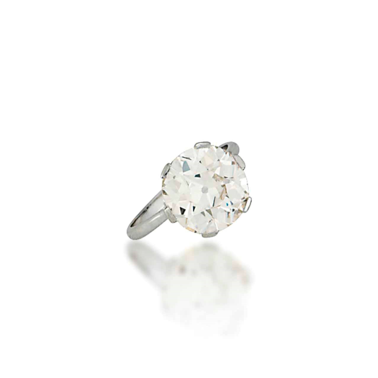 A SINGLE-STONE DIAMOND RING