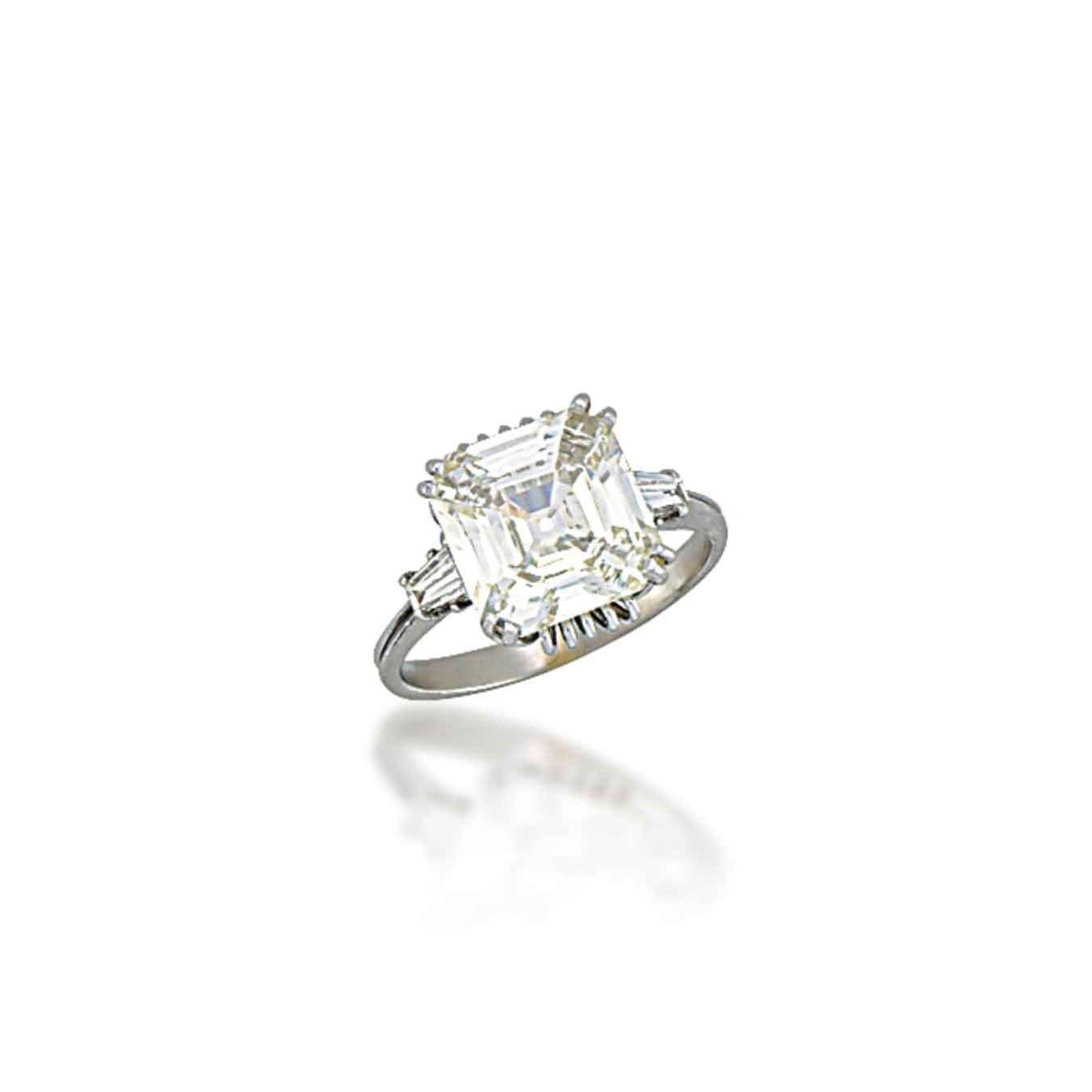 A SINGLE-STONE DIAMOND RING