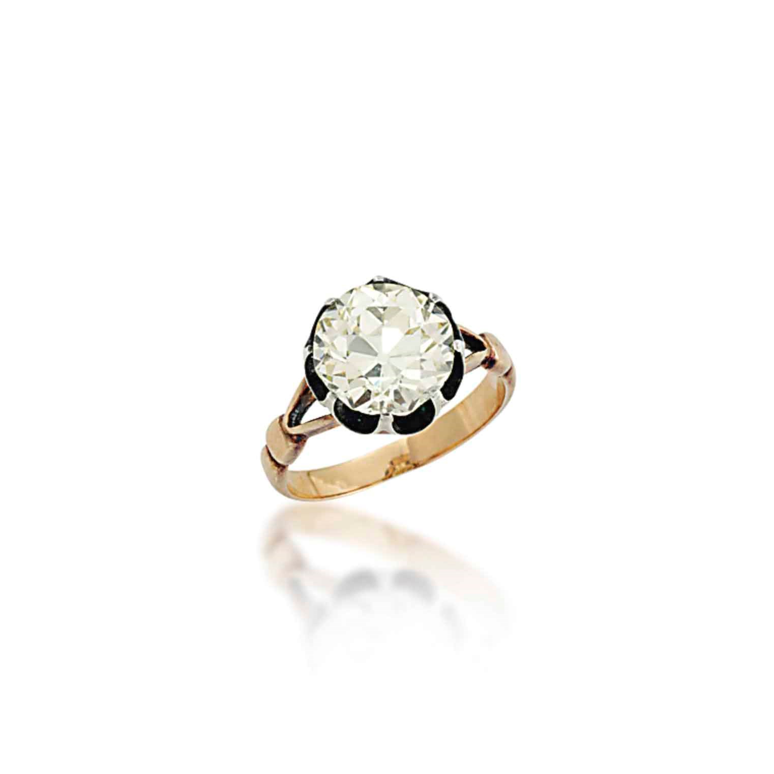 A SINGLE-STONE DIAMOND RING
