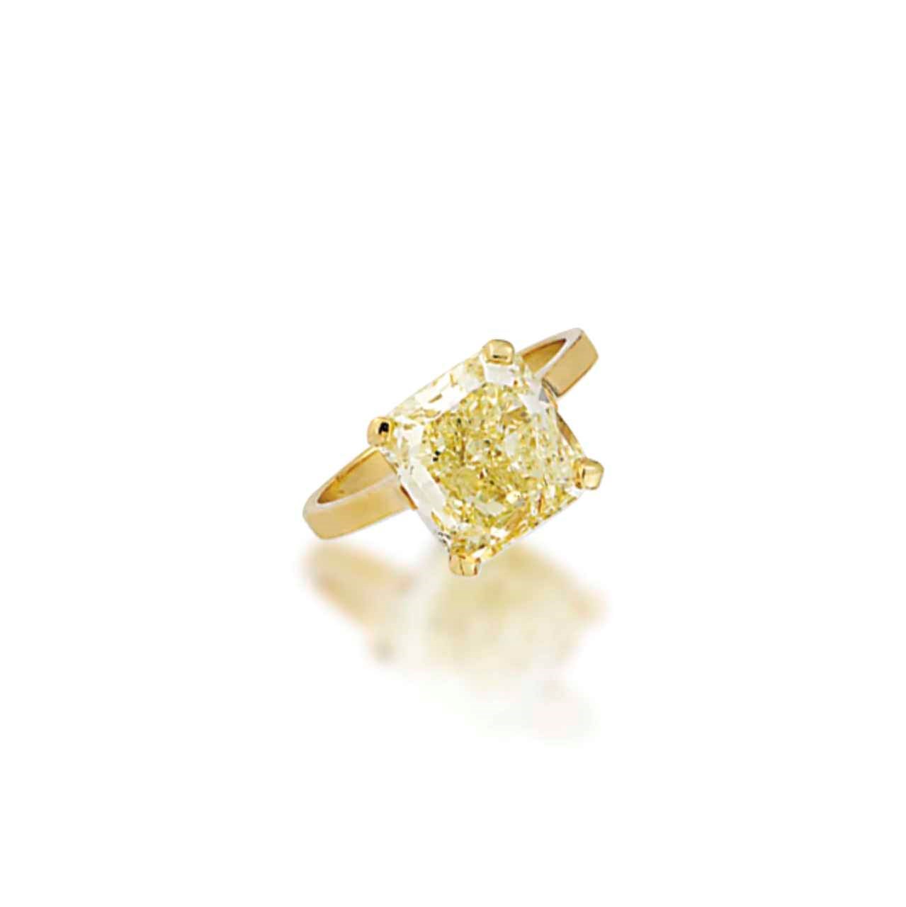 A COLOURED DIAMOND RING