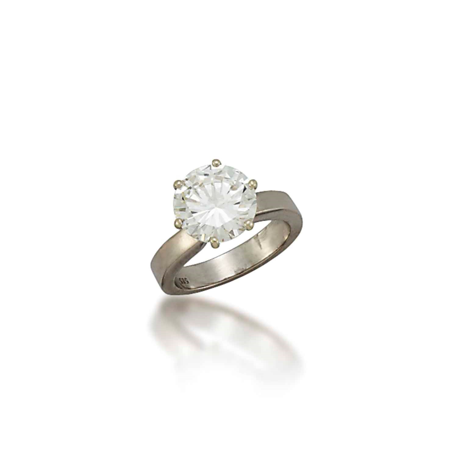 A SINGLE-STONE DIAMOND RING