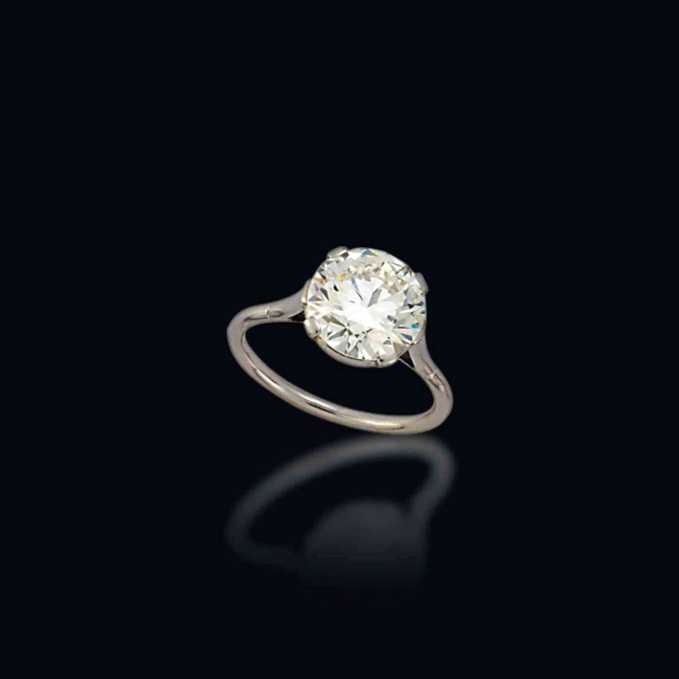 A SINGLE-STONE DIAMOND RING