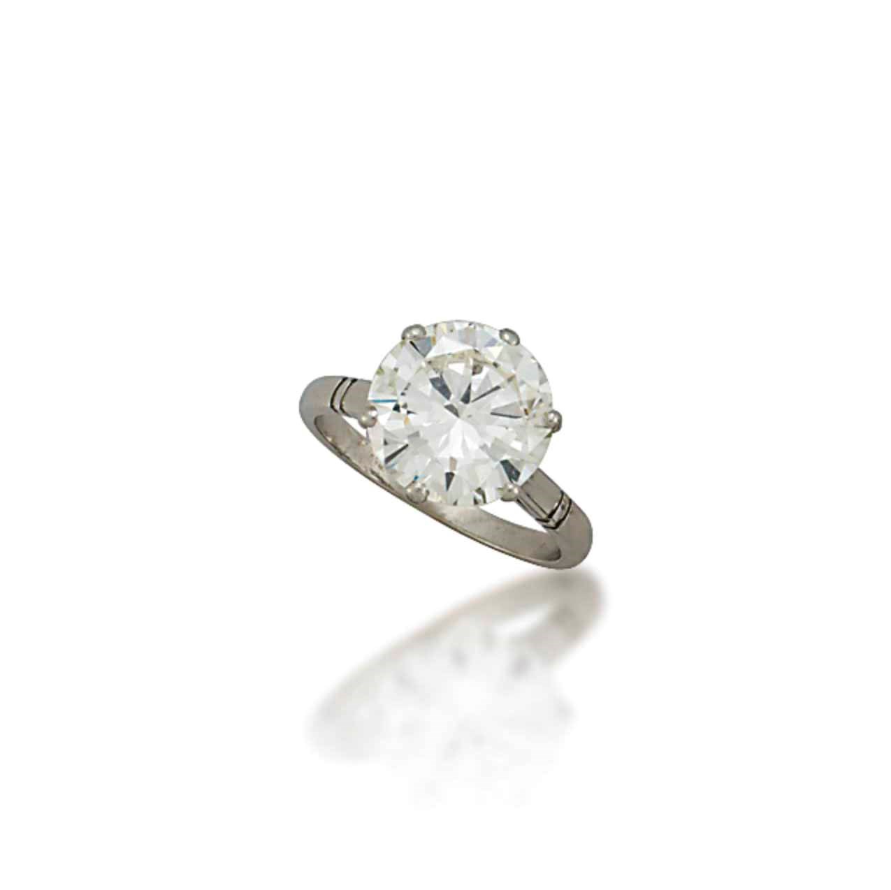 A SINGLE-STONE DIAMOND RING