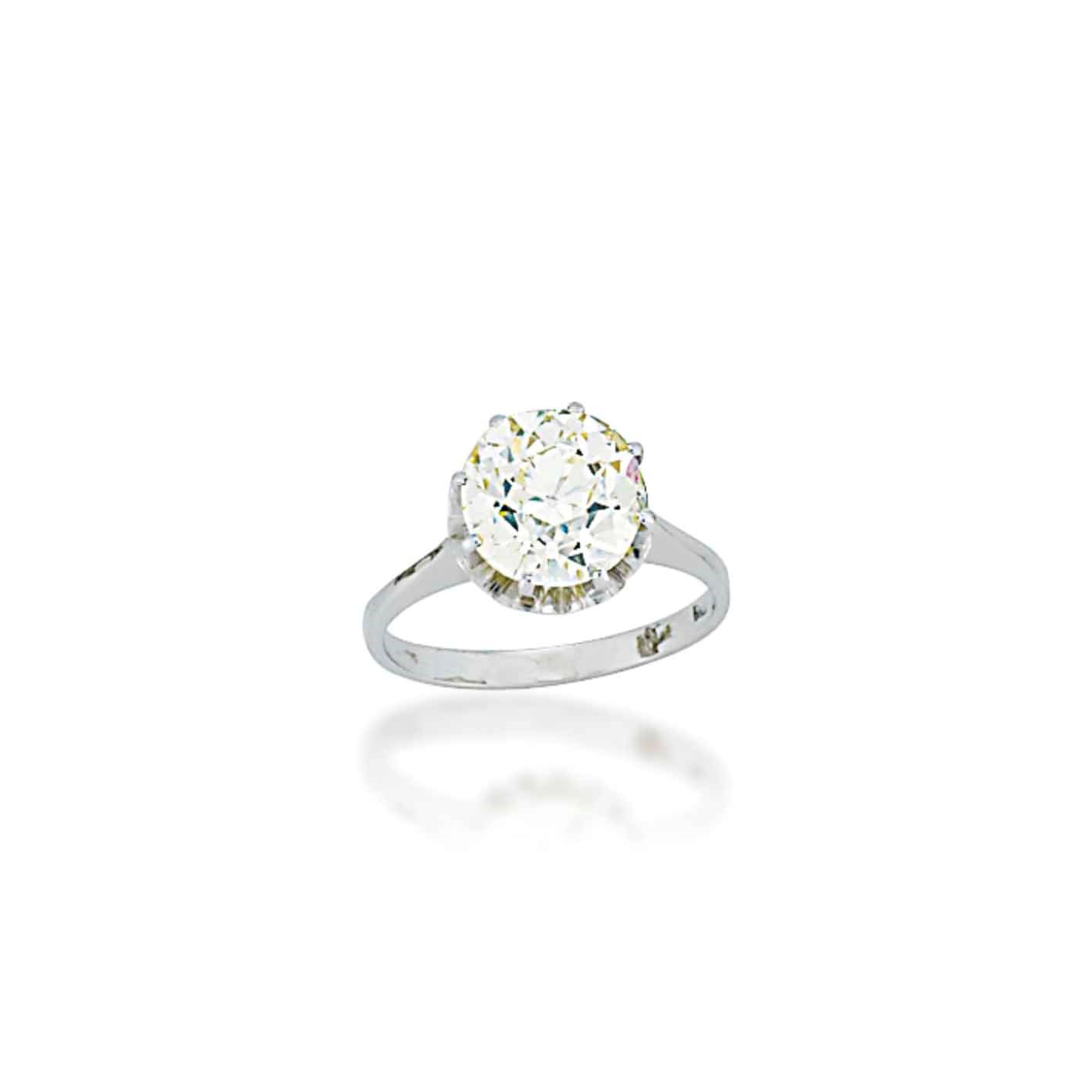 A SINGLE-STONE DIAMOND RING