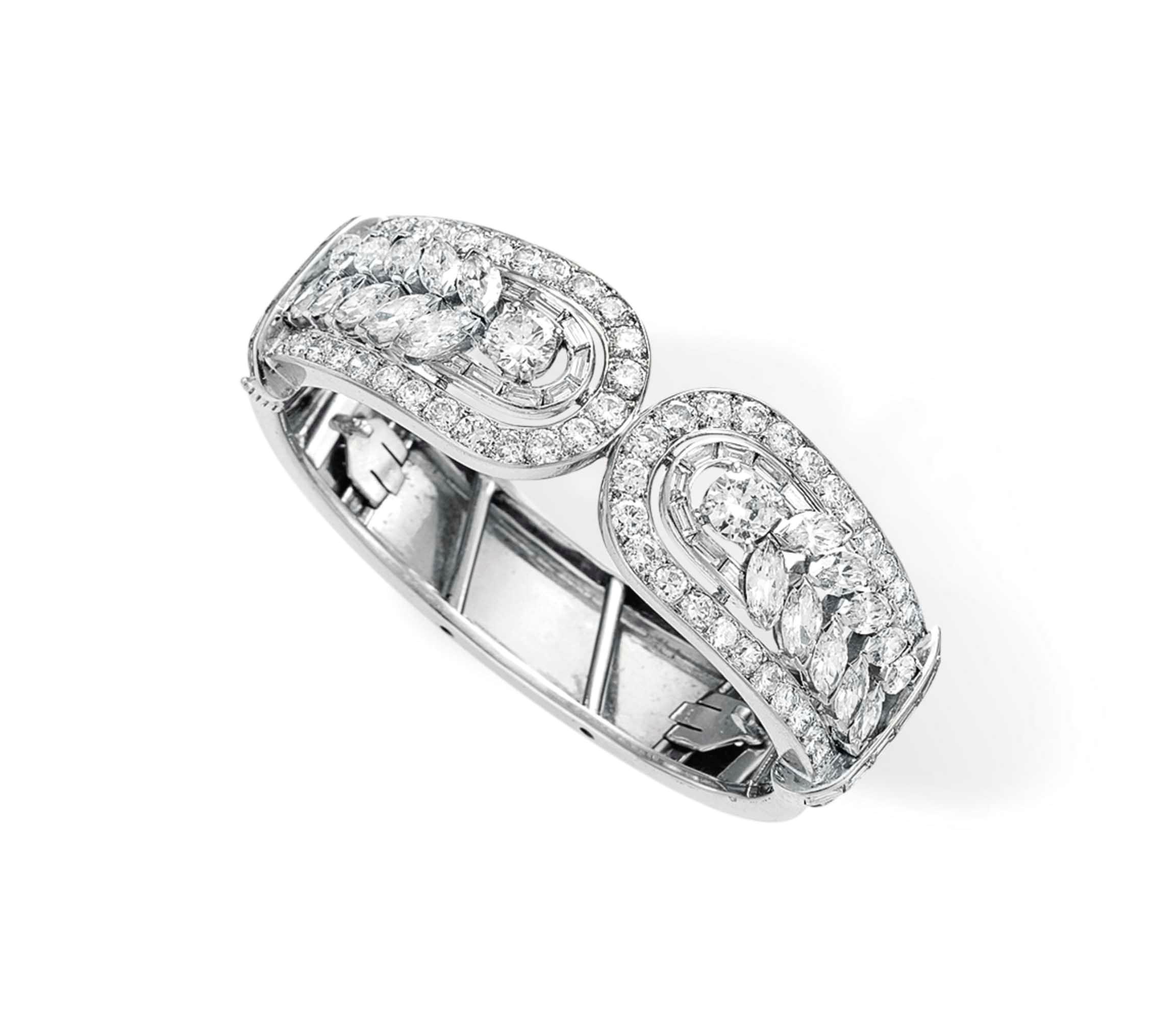 A DIAMOND BANGLE BRACELET