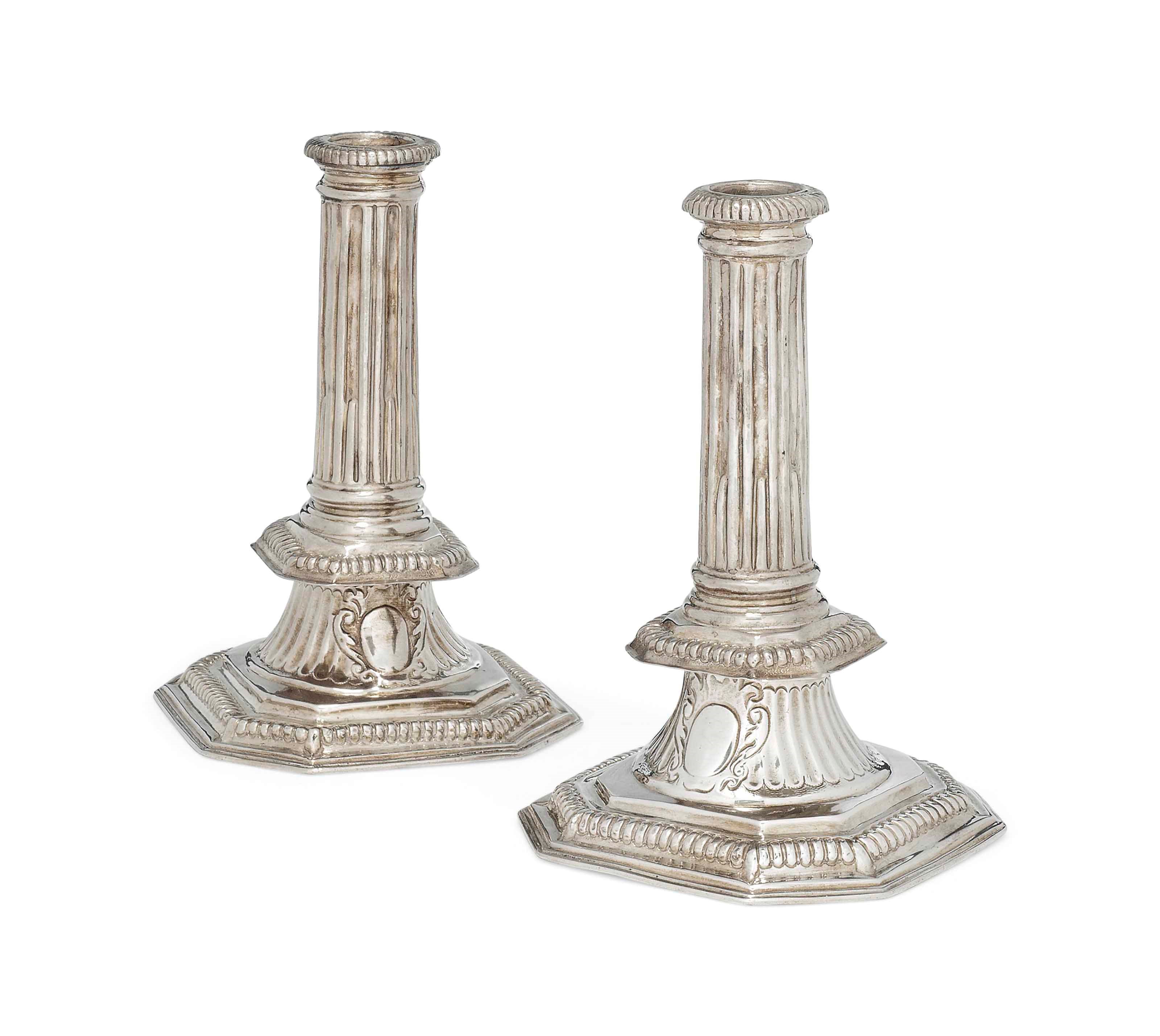 A PAIR OF WILLIAM III SILVER CANDLESTICKS